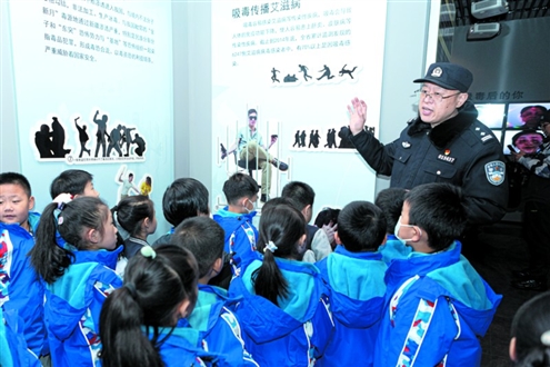 济南市公安局历下区分局禁毒大队民警向小学生们讲解禁毒知识